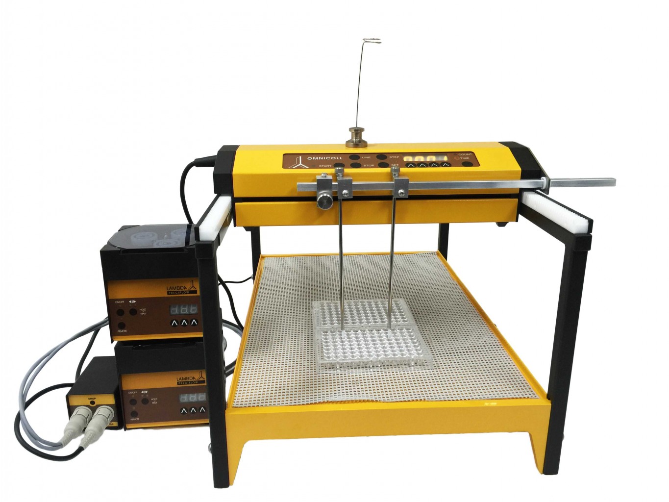 Un échantillonneur adapté pour 2 canaux en parallèle: LAMBDA OMNICOLL avec deux pompes LAMBDA PRECIFLOW distribue des échantillons dans des microplaques à 96 puits.